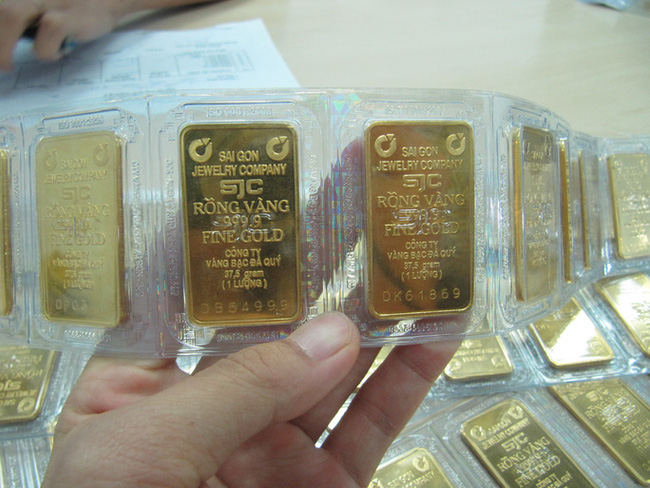 Giá vàng “bốc hơi” 400.000 đồng mỗi lượng