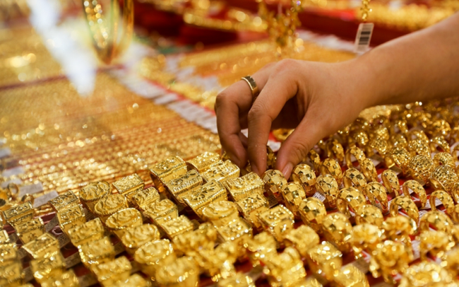 Vàng ảm đạm, nhà đầu tư băn khoăn kênh gửi tiết kiệm hay giữ vàng