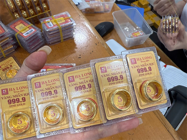 Giá vàng hôm nay 15/05/2025: Vàng thế giới lao dốc, thủng mốc 3200
